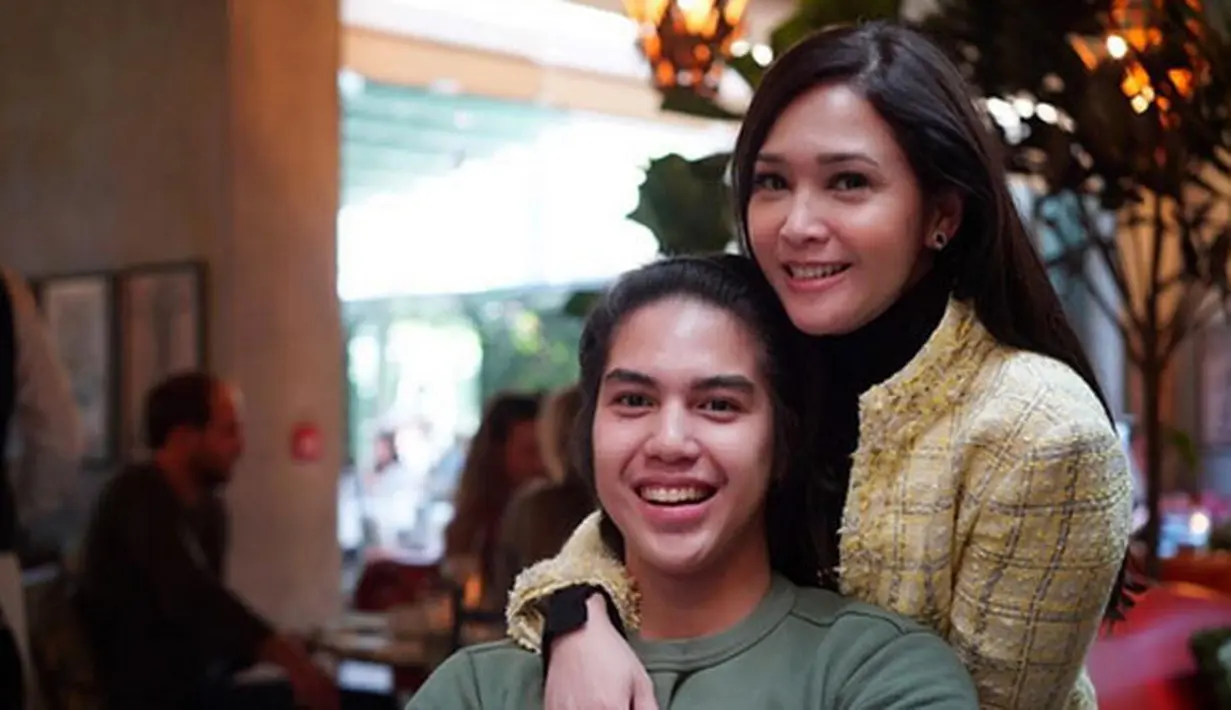 Sejak beberapa pekan lalu, Maia mengantar El ke London yang hendak melanjutkan pendidikannya di sana. Dalam foto-foto yang diunggah keduanya, hubungan ibu dan anak ini terlihat sungguh harmonis. (Instagram/elelrumi)