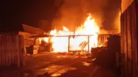 Kebakaran Melalap Gudang Kayu di Pondok Cabe Tangsel