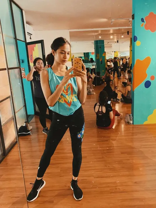 Saat tak ada kegiatan syuting, Putri Marino pasti menyempatkan waktu ke tempat zumba. Putri juga mengabadikan momen mirror selfie setelah olahraga zumba. Zumba menjadi olahraga favorit dari ibunda Surinala. (Liputan6.com/IG/@putrimarino)