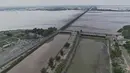 Perluasan pencarian dilakukan karena Departemen Meteorologi Pakistan mengumumkan hujan deras masih akan terjadi dan akan membuat wilayah terdampak semakin luas. (AP Photo/Jahan Zeb)