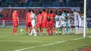 Sejumlah pemain Persija Jakarta dan Borneo FC bersiap saat Marco Simic melakukan tendangan dalam pertandingan pekan ketujuh BRI Liga 1 2023/2024 yang berlangsung di Stadion Patriot Candrabhaga, Bekasi, Rabu (9/8/2023). (Bola.com/Bagaskara Lazuardi)