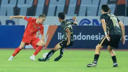 Pemain Persija Jakarta, Maciej Gajos (kiri) berusaha melewati pemain Bhayangkara Presisi, Wahyu Subo Seto pada laga pekan ketiga BRI Liga 1 2023/2024 di Stadion Patriot Candrabhaga, Bekasi, Minggu (16/7/2023). Persija menang dengan skor 4-1. (Bola.com/M Iqbal Ichsan)