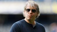 Todd Boehly juga menempatkan dirinya masuk dalam jajaran bos klub sepak bola kaya raya di dunia. Pemilik baru Chelsea ini memiliki kekayaan sebesar 10,86 miliar pounds atau setara Rp195,6 triliun. (AFP/Glyn Kirk)