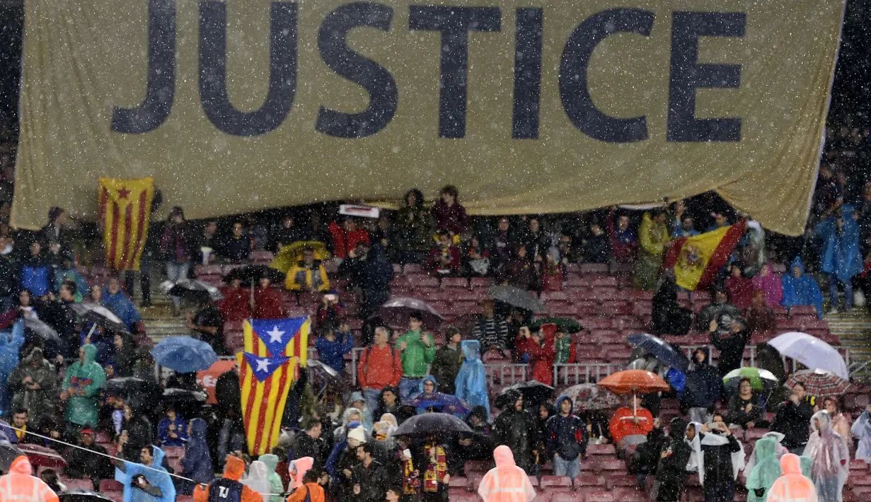 Suporter Barcelona memasang spanduk raksasa dengan tulisan "Justice" untuk mendukung kemerdekaan Catalan pada laga La Liga Santander di Camp Nou stadium, Barcelona, (4/11/2017). Barcelona menang 2-1. (AFP/Josep Lago)
