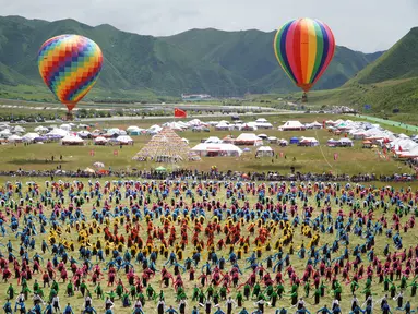 Para penari lokal menampilkan tarian tradisional Tibet dalam upacara pembukaan Pertunjukan Tari Guozhuang Luqu di Luqu, Prefektur Otonom Etnis Tibet Gannan, Provinsi Gansu, China, 12 Agustus 2020. Lebih dari 3.000 penari ikut serta dalam pertunjukan tersebut. (Xinhua/Huang Zemin)