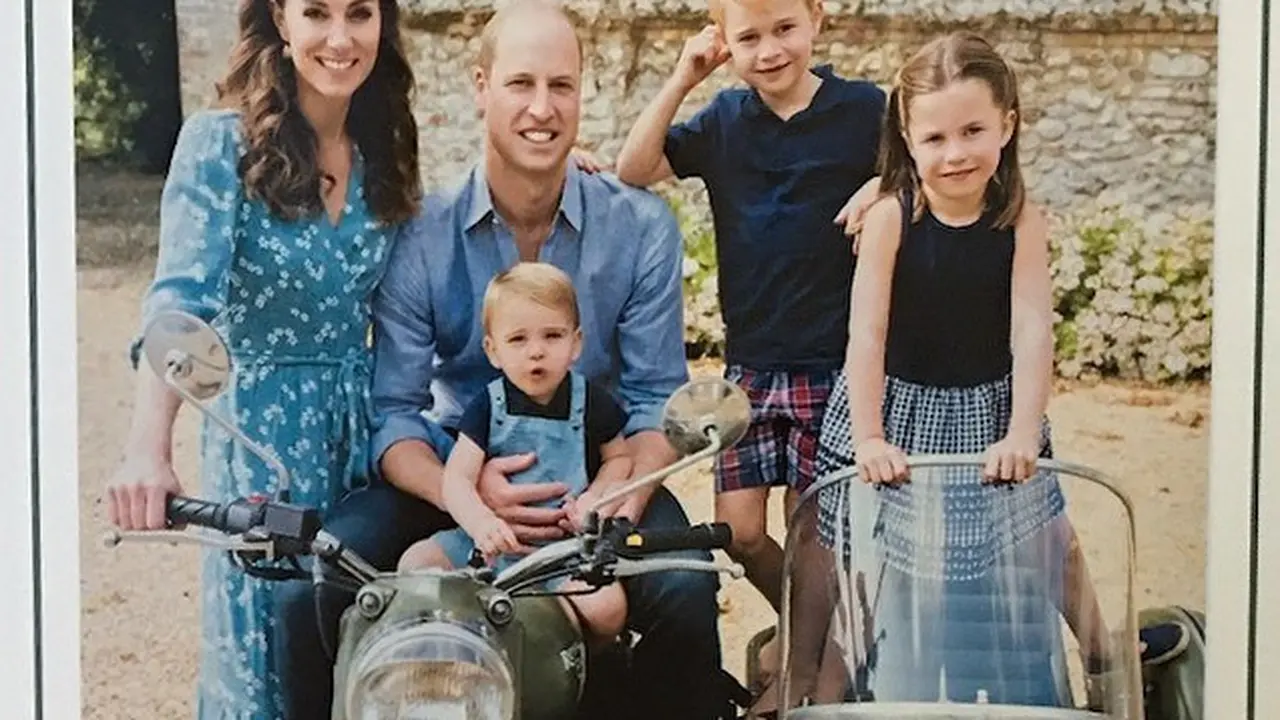 Potret keluarga Pangeran William dalam kartu Natal.