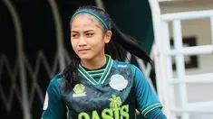 Pemilik nama lengkap Safira Ika Putri Kartini adalah sosok pemain nasional. Lahir di Surabaya, Safira mengawali kariernya dengan bergabung klub internal Persebaya, Harapan Budi Setiawan atau HBS. (Liputan6.com/IG/@shafiraikaputri13)