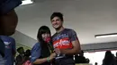 Aksi fans yang berfoto bersama MItch Evans pada ajang Taxi Ride d Sentul, Jakarta, Selasa (2/8/2016). (Bola.com/Nicklas Hanoatubun)
