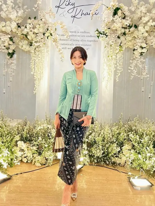 Hesti Purwadinata tak kalah ayu dengan kebaya kutubaru warna hijau tosca, dilengkapi stagen batik. [@hestipurwadinata].