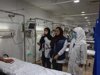 Petugas medis Arab Saudi bekerja di unit perawatan sengatan panas di Rumah Sakit Darurat Mina di kota suci Mekkah pada 1 Juni 2025. (HAZEM BADER/AFP)
