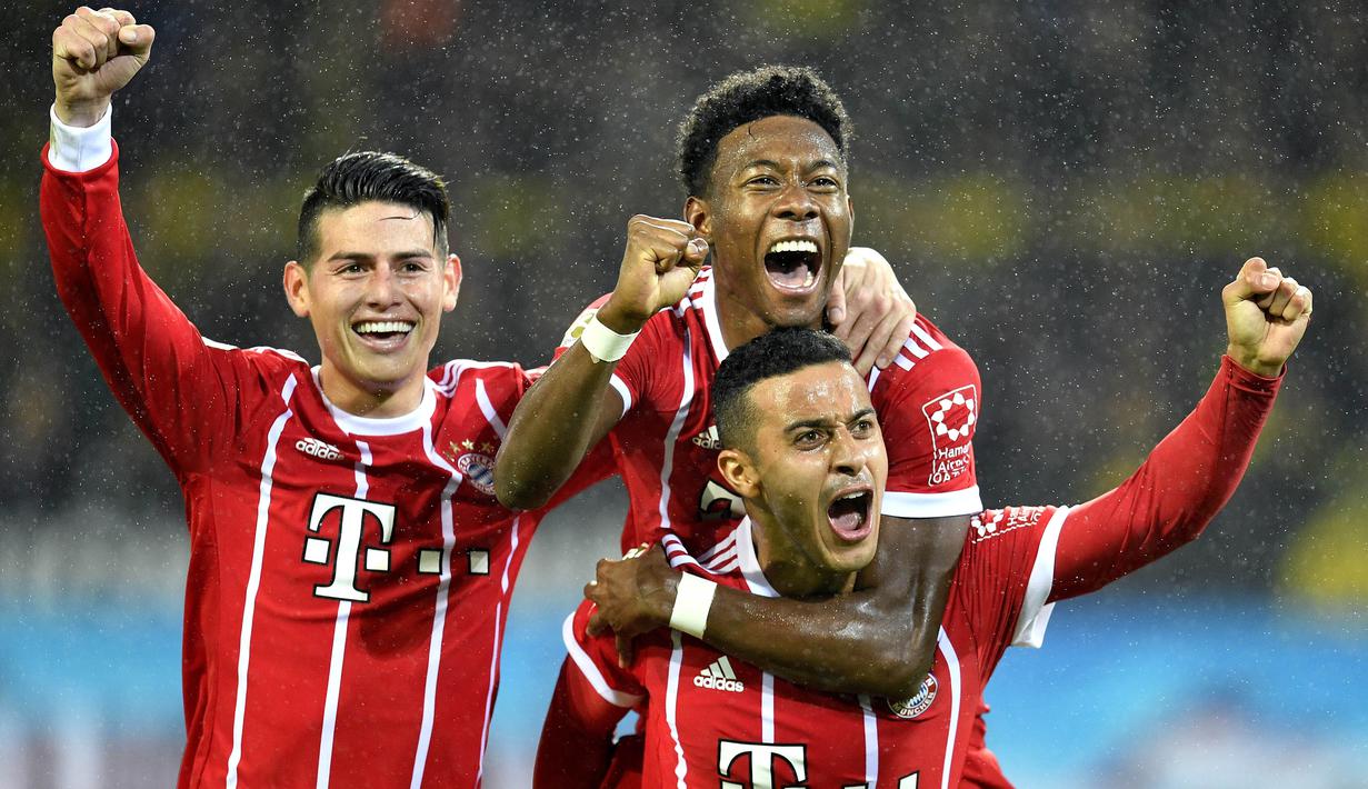 Para pemain Bbayern Munchen merayakan gol saat melawan Borussia Dortmund pada lanjutan Bundesliga di Signal Iduna Park, Dortmund, (4/11/2017). Bayern menang 3-1. (AP/Martin Meissner)
