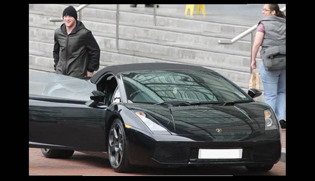 Penyerang utama Machester United, Wayne Rooney mengaku paling suka salah satu koleksi mobilnya Lamborghini Gallardo yang dibanderol kurang lebih Rp 7 miliar. (Istimewa)