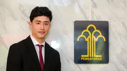 Kiper keturunan Indonesia-Iran, Cyrus Margono berpose setelah mengambil sumpah Warga Negara Indonesia (WNI) di Kanwil Kemenkumham DKI, Cawang, Jakarta, Kamis (21/03/2024). (Bola.com/Bagaskara Lazuardi)