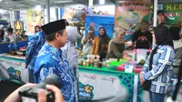 Wali Kota Banjarmasin, Ibnu Sina bersama jajaran mengunjungi salah satu stand Pasar Wadai. (Liputan6.com/ist)