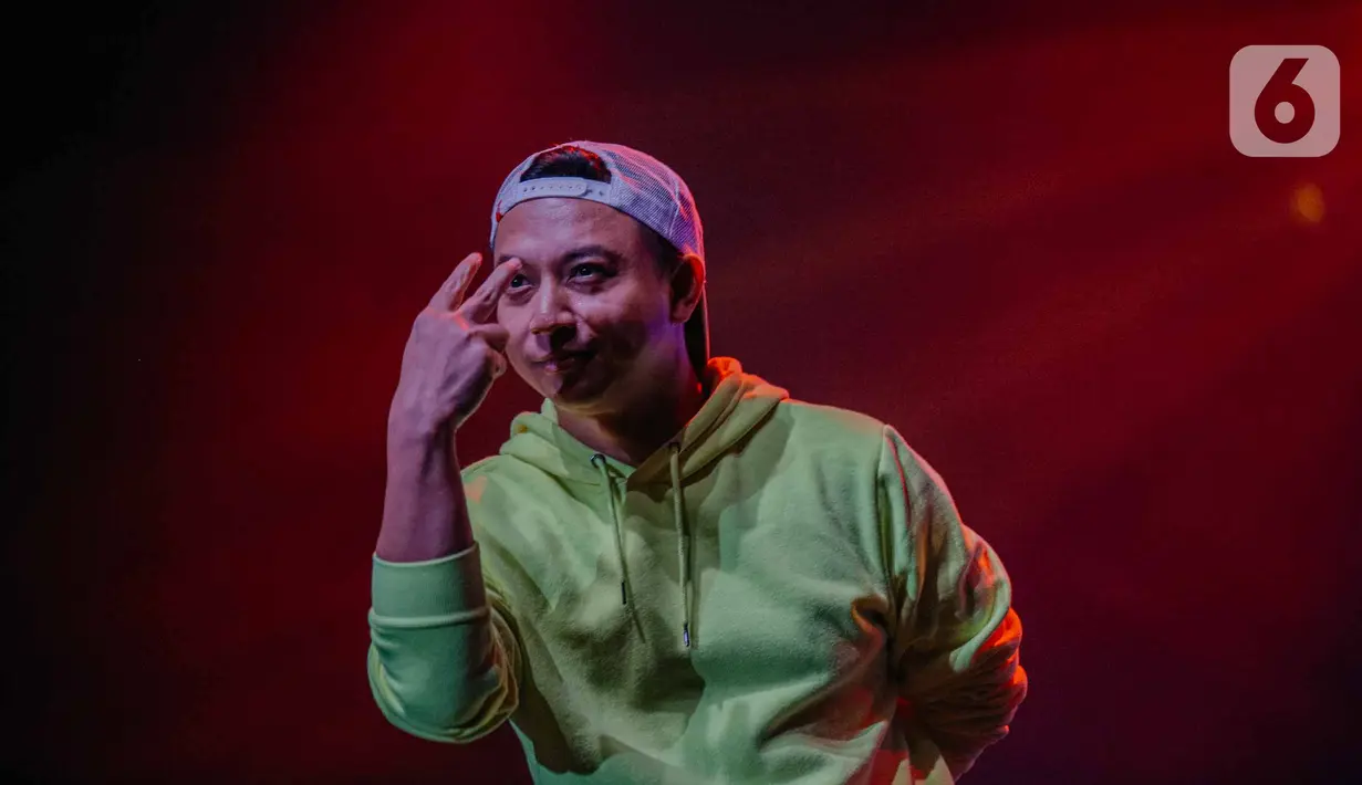 Vokalis termuda Kahitna, Mario Ginanjar tampil dalam pada hari ketiga BNI Java Jazz Festival 2022 di Jakarta International Expo, Kemayoran, Jakarta Pusat, Minggu (29/5/2022). Kahitna membawakan sejumlah tembang hits miliknya seperti, Anda Dia Tahu dan Cantik. (Liputan6.com/Faizal Fanani)