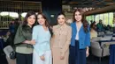 Tak hanya sekadar menghadiri, Ashanty juga tampak akrab berbincang dengan para tamu undangan lainnya, menunjukkan hubungan yang erat dengan keluarga Sherly Laos. [@ashanty_ash].
