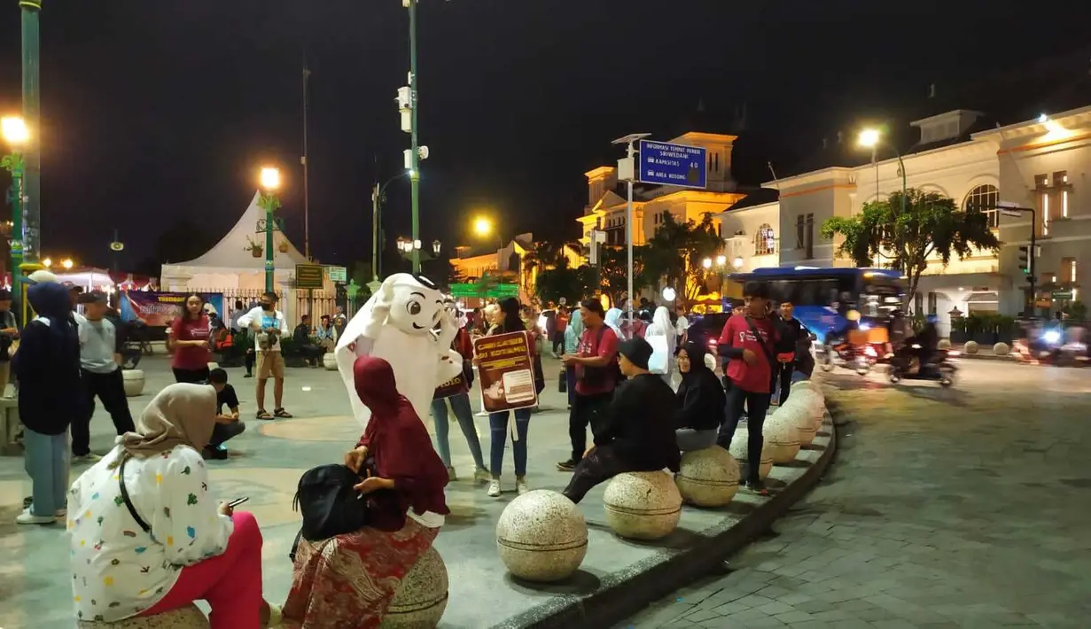 Tidak sah rasanya kalo ke Yogyakarta jika tidak mengunjungi Jalan Malioboro yang terkenal. La'eeb pun menyempatkan hadir menyapa warga yang sedang menikmati malam di Titik Nol. (Dok. SCM)