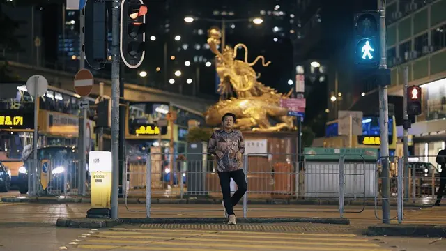 7 Gaya Liburan Bayu Skak di Hong Kong, Pakai Batik ke Disney Land