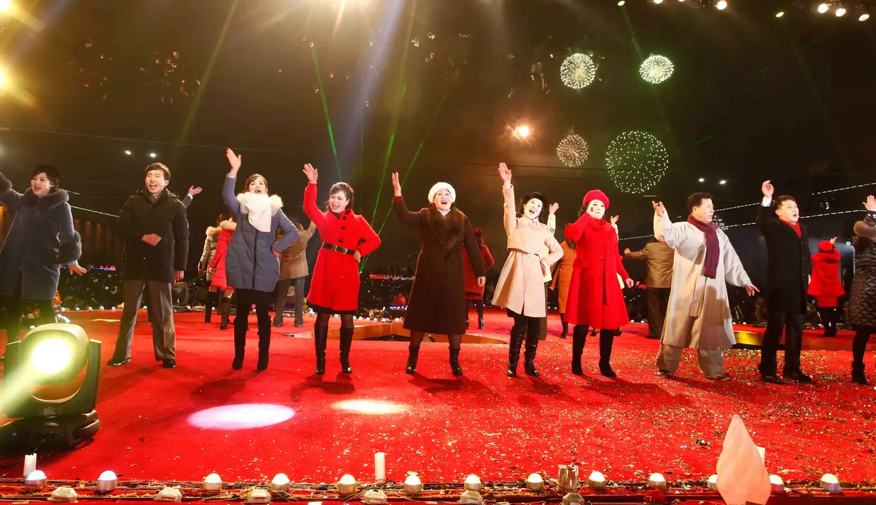Sejumlah artis dan seniman Korea Utara memeriahkan pertunjukan Tahun Baru 2019 di Kim Il Sung Square, Pyongyang, Selasa (1/1). Grup seni hingga opera memeriahkan perayaan Tahun Baru 2019 di Korea Utara. (AP Photo/Jon Chol Jin)