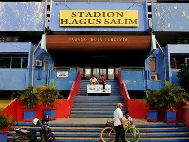 Stadion H Agus Salim Padang menjadi tempat berlangsungnya laga Surya Citra Media (SCM) Cup 2015 grup A. Foto diambil pada Jumat (16/1/2015). (Liputan6.com/Johan Tallo) 