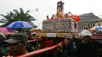Kirab gunungan kue keranjang di kampung Jokowi. (Liputan6.com/Fajar Abrori)