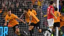 Para pemain Wolverhampton merayakan gol yang dicetak Ruben Neves ke gawang Manchester United pada laga Premier League di Stadion Molineux, Wolverhampton, Senin (19/8). Kedua klub bermain imbang 1-1. (AFP/Paul Ellis)