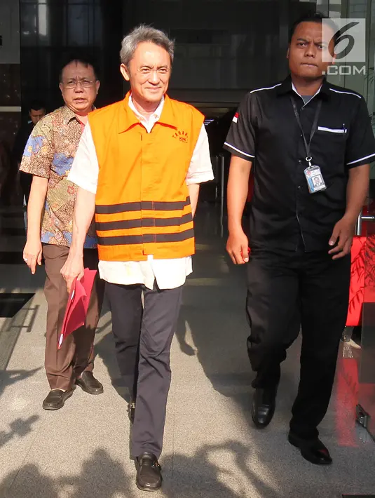 Mantan Presiden Komisaris Lippo Group, Eddy Sindoro usai menjalani pemeriksaan di Gedung KPK, Jakarta, Senin (22/10). Eddy diperiksa KPK sebagai tersangka kasus dugaan pemberian suap kepada Panitera PN Jakarta Pusat. (Liputan6.com/Herman Zakharia)