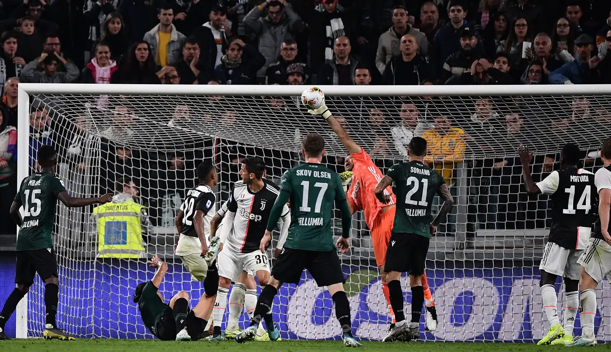 Kiper Juventus, Gianluigi Buffon berusaha menghalau bola saat bertanding melawan Bologna pada pertandingan lanjutan Liga Serie A Italia di stadion Allianz, Turin (19/10/2019). Juventus menang tipis atas Bologna 2-1. (AFP Photo/Marco Bertorello)