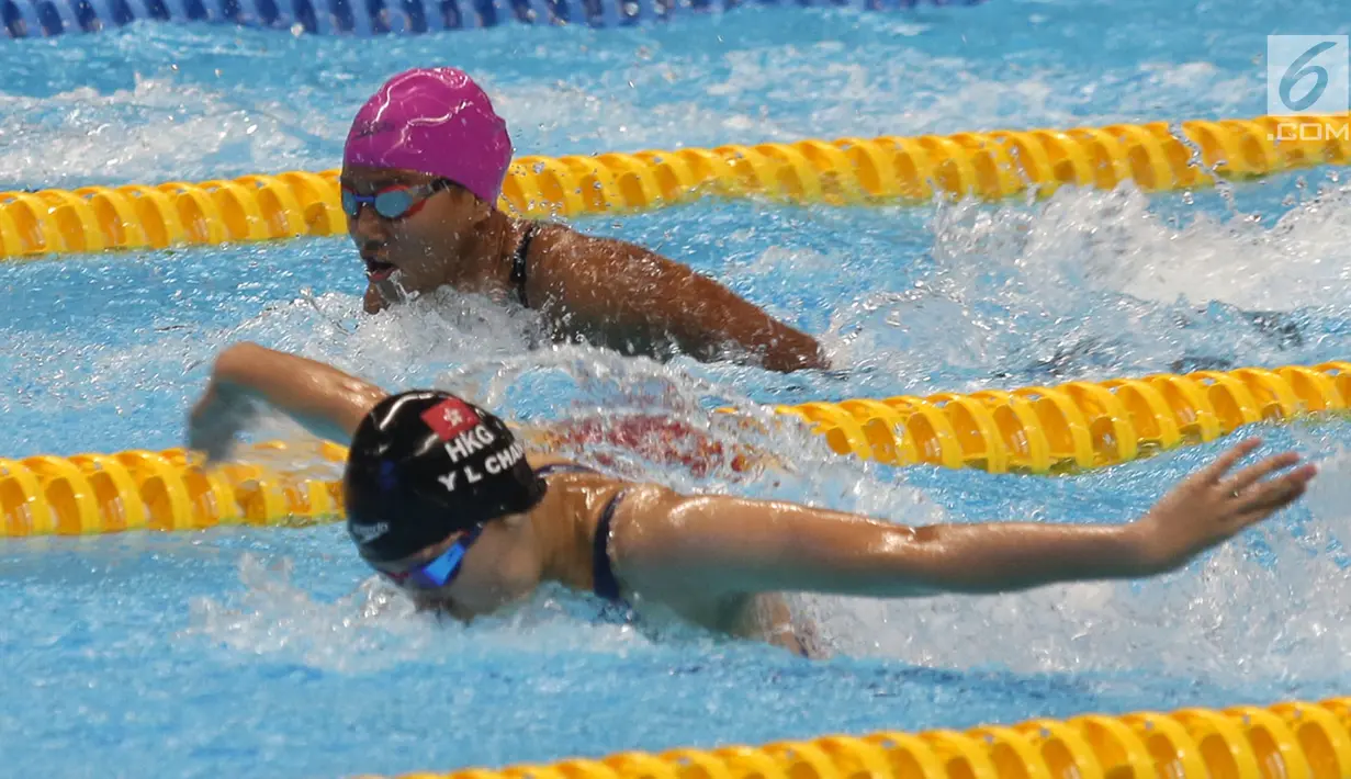 Aksi atlet Indonesia, Syuci Indriani (belakang) saat final 100 meter gaya kupu-kupu putri S14 di Aquatic Center, Jakarta, Rabu (10/10). Syuci berhasil meraih mendali perak dengan catatan waktu 1 menit 11,08 detik. (Merdeka.com/Imam Buhori)