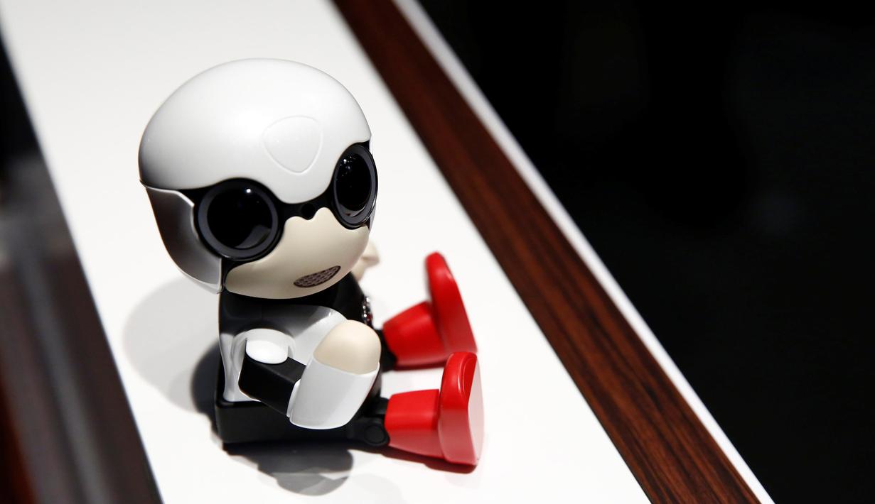 Robot mini Kirobo akan dijual dengan harga 39.800 yen atau sekira Rp5,1 juta mulai tahun depan, Jepang (27/9). Kirobo ini dapat merespons pembicaraan orang di sekelilingnya. (REUTERS/Kim Kyung-Hoon)