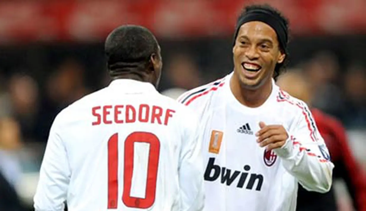AC. Milan's Brazilian forward Ronaldinho celebrates after scoring a goal with midfielder Clarence Seedorf during an UEFA Cup football match AC Milan vs Braga at San Siro Stadium in Milan on November 06, 2008. AFP PHOTO / GIUSEPPE CACACE