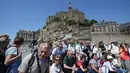 <p>Biara Mont-Saint-Michel tidak ditutup bagi pengunjung karena ada kunjungan Presiden Prancis Emmanuel Macron. Namun, otoritas lokal tetap mengambil langkah-langkah agar acara itu berlangsung semulus mungkin. (Jean-Francois MONIER/AFP)</p>