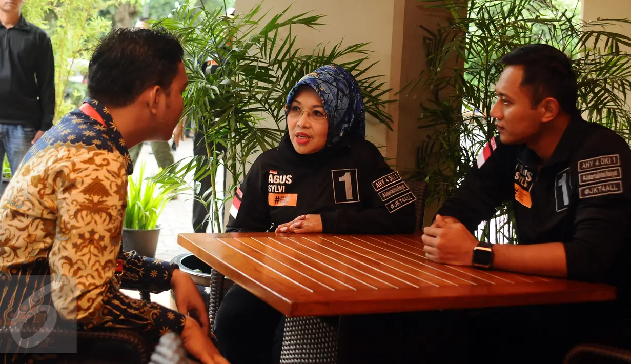 Cagub DKI Jakarta, Agus Harimurti Yudhoyono (AHY-kanan) dan Sylviana Murni jelang menghadiri Young Voters Festival di TIM, Jakarta, Selasa (31/1). Jelang Pilkada, KPUD DKI Jakarta menyelenggarakan Young Voters Festival. (Liputan6.com/Helmi Fithriansyah)