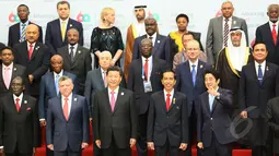 Presiden Indonesia Joko Widodo (baris depan - keempat kiri), Presiden Cina Xi Jinping (ketiga dari kiri), dan Perdana Menteri Jepang Shinzo Abe (mengangkat tangan) berfoto saat KTT Asia Afrika di JCC, Jakarta , (22/4/2015). (Liputan6.com/Herman Zakharia)