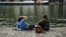 Orang-orang berjemur di Bassin de la Villette Canal, Paris, Prancis, Sabtu (5/6/2021). Jumlah kasus baru COVID-19 di Prancis semakin menurun. (AP Photo/Lewis Joly)