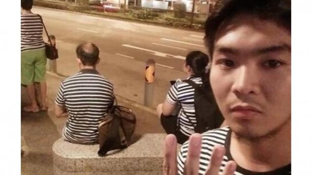 6 Momen Tak Sengaja Orang Pakai Baju Sama di Trotoar Jalan Ini Kocak