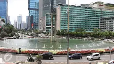 Sejumlah kendaraan melintas di Bundaran HI, Jakarta, Sabtu (24/12). Menjelang natal sejumlah ruas jalanan Jakarta tampak lengang. (Liputan6.com/Herman Zakharia)