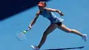 Petenis Rusia Maria Sharapova berusaha mengembalikan bola pukulan Ashleigh Barty dari Australia selama babak keempat Australia Terbuka 2019 di Melbourne, Australia (20/1). Sharapova kalah 4-6 6-1 6-4. (AP Photo/Aaron Favila)