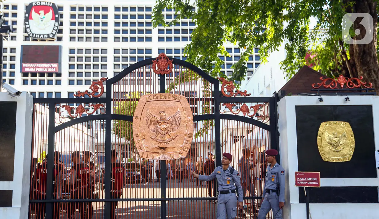 Polisi dan petugas keamanan berjaga di sekitar area Gedung Komisi Pemilihan Umum (KPU) Republik Indonesia, Jakarta, Selasa (19/3/2024). (Liputan6.com/Angga Yuniar)