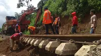 PT Kereta Api Indonesia (KAI) akan memperbaiki jalur kereta Bogor-Sukabumi yang longsor di petak Stasiun Bogor-Stasiun Maseng. (Liputan6.com/Achmad Sudarno)