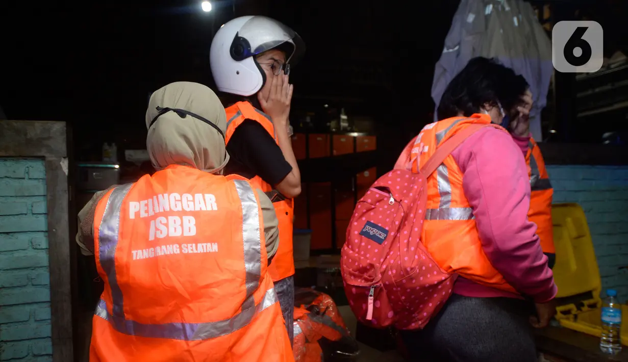 Sejumlah perempuan terjaring dalam operasi yang digelar Satpol PP Tangerang Selatan di Hotel RedDoorz, BSD, Serpong, Jumat (21/08/2020). Satpol PP mengamankan sejumlah pasangan bukan suami istri dalam sebuah operasi di hotel-hotel ketika Pemkot Tangsel memperpanjang PSBB. (merdeka.com/Dwi Narwoko)