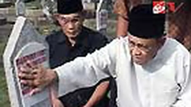 Setelah almarhumah Hasri Ainun Habibie dimakamkan, mantan presiden ketiga Indonesia BJ Habibie hampir setiap hari berziarah di pusara sang istri.
