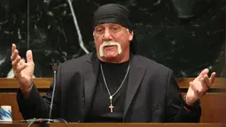 Bintang gulat Terry Bollea alias Hulk Hogan saat mengikuti persidangan dengan Gawker media di St. Petersburg , Florida, (8/11). Pria yang juga bintang Smackdown ini menuntut 100 juta dolar AS kepada Gawker media. (REUTERS/John Pendygraft)