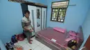 Ayah Sony memperlihatkan kamar yang akan ditempati Sony Wakwaw. Foto diambil pada Kamis (4/12/2014). (Liputan6.com/Herman Zakharia)