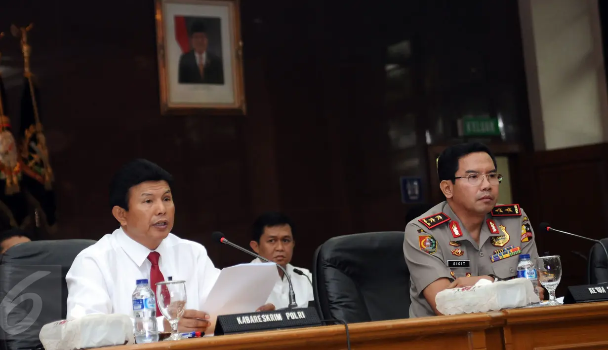 Kabareskrim Mabes Polri, Komjen Pol Ari Dono (kedua kanan) membacakan rilis kasus dugaan penistaan agama yang melibatkan Basuki Tjahaja Purnama (Ahok) di Jakarta, Rabu (16/11). Ahok ditetapkan sebagai tersangka. (Liputan6.com/Helmi Fithriansyah)