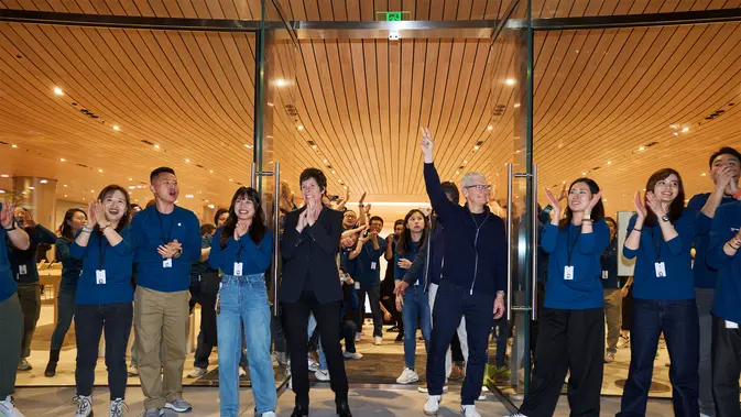 CEO Apple Tim Cook menghadiri pembukaan Apple Store yang berlokasi di Jing’an, Shanghai, Tiongkok. (Dok: Apple Newsroom)