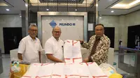 Direktur SDM Pelindo III Toto Heli Yanto (kanan) secara simbolis menyerahkan bantuan APD kepada Direktur Utama RS PHC