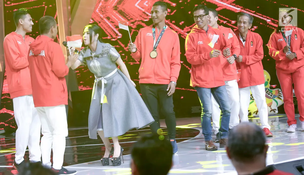 Pedangdut Dewi Perssik meramaikan Konser Terima Kasih Indonesia untuk Para Juara di Studio 5 Indosiar, Selasa (4/9). Acara tersebut dalam rangka wujud apresiasi akan prestasi atlet selama pesta olahraga Asian Games 2018. (Liputan6.com/Immanuel Antonius)