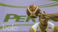 Pebasket Satria Muda, Arki Dikania, mengamati arah bola saat melawan Bima Perkasa pada laga IBL Regular Season 2017 di C-tra Arena Bandung, Jawa Barat, Minggu (26/2/2017). Satria Muda menang 83-44 atas Bima Perkasa. (Bola.com/Vitalis Yogi Trisna)