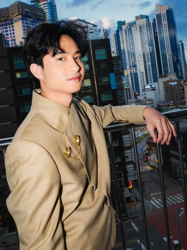 Devano mengenakan bros rantai emas di Busan Internasional Film Festival. [@armanfebryan]